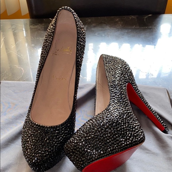 Red bottom heels - Picture 3 of 5